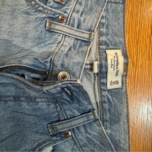 NWOT! Abercrombie & Fitch ultra loose low rise jean light wash - Picture 2 of 4